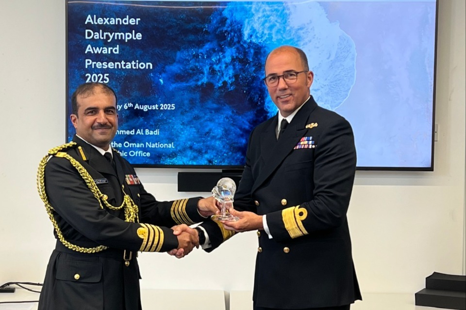 Imagem relacionada à notícia: Capitão (Aqeed) Ahmed Al Badi recebe o prêmio Alexander Dalrymple