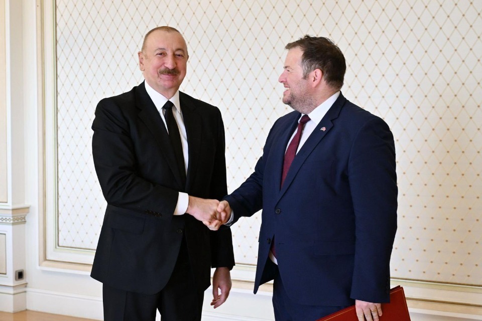 Ministro do Reino Unido visita Baku para promover a parceria Reino Unido-Azerbaijão