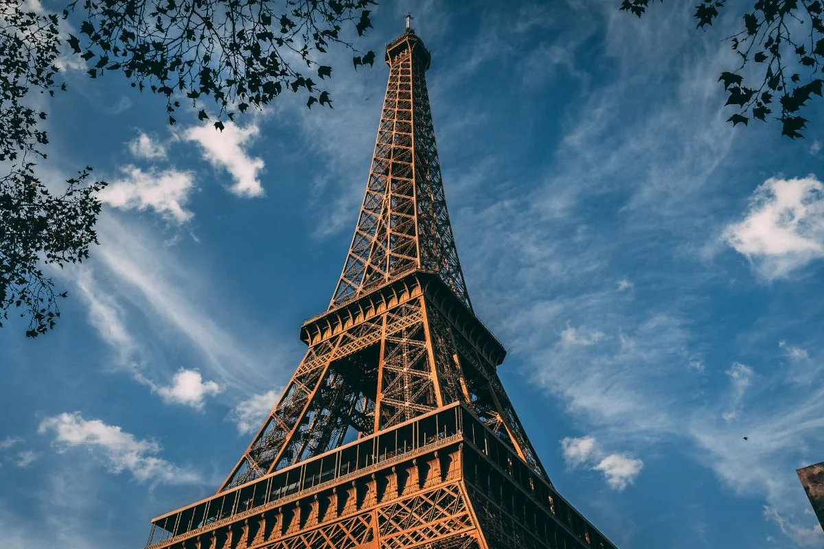 Paris lidera lista de destinos onde turistas se sentem menos bem recebidos