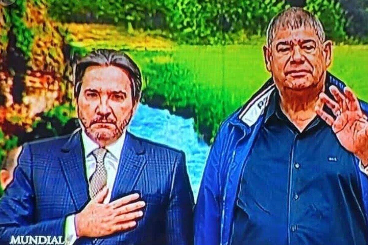 Homens em foto - Metrópoles
