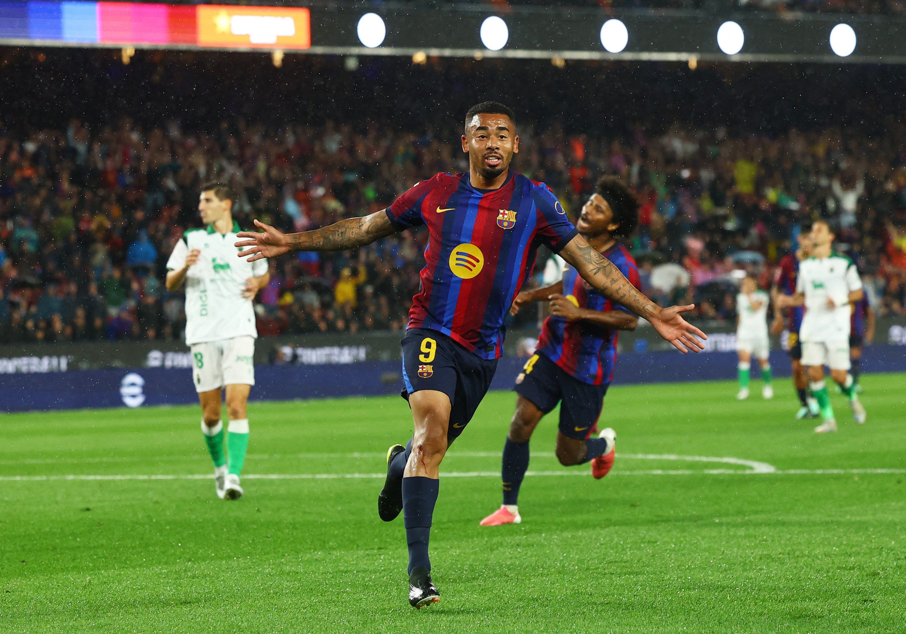 Jornais espanhóis destacam início positivo de Gabriel Jesus no Barcelona: "Aproveita ao máximo"