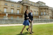 Tom Cruise quebra protocolo e estende a mão para Kate Middleton em evento