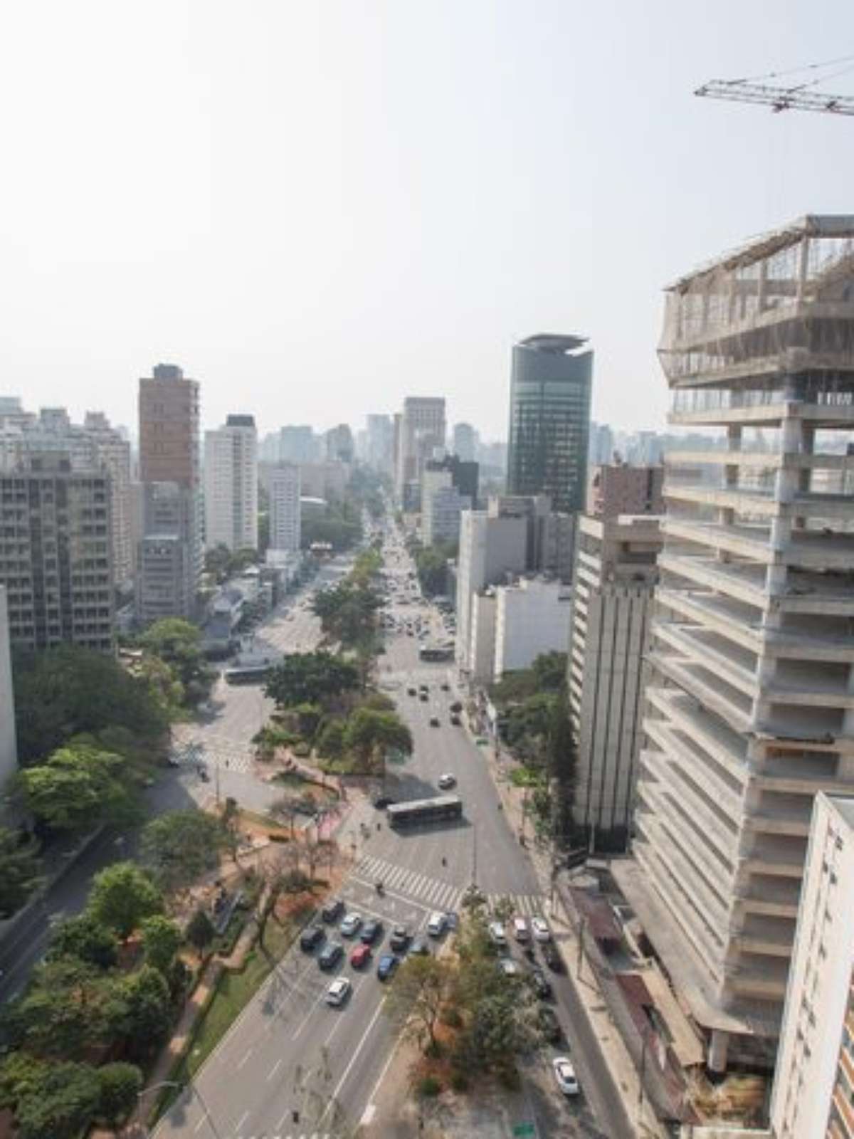 Marquise desaba na Avenida Faria Lima, em São Paulo, e atinge duas pessoas