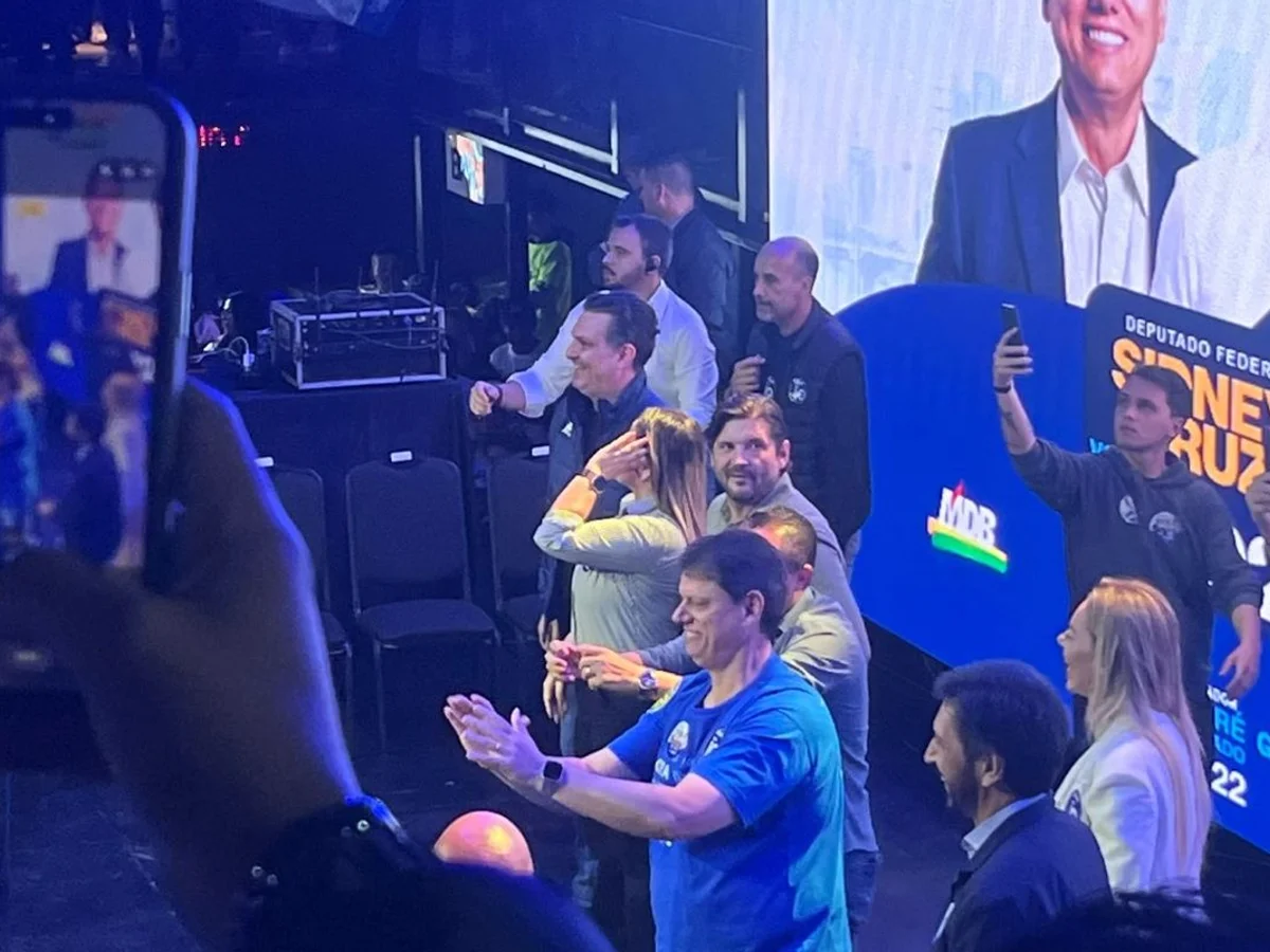Em agenda, Tarcísio acena a evangélicos com canção gospel: "A Casa é Sua!"