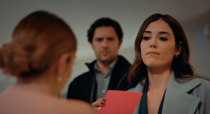 Em Iludida, Asya aparece de surpresa na festa de Volkan e Derin e o clima fica tenso
