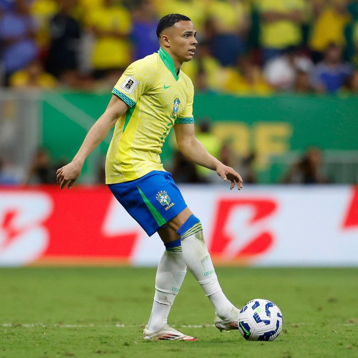 Vanderson é convocado por Ancelotti e substitui lesionado Wesley na seleção brasileira