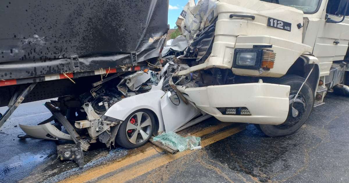 Família sobrevive após ter carro prensado por caminhões em rodovia de MG; imagem impressiona