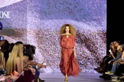 Metrópoles Catwalk: Negra Li desfila pela Glowshine nesta sexta (18/9)