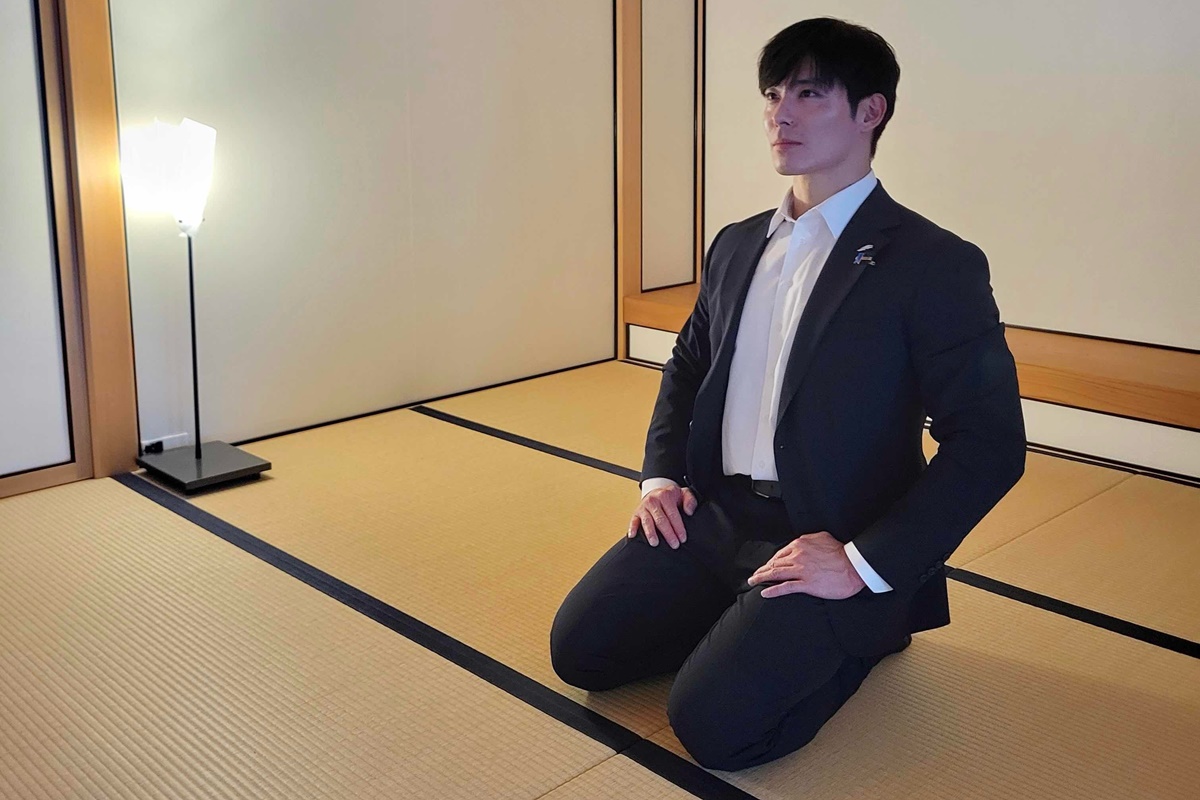 Governador mais jovem do Japão encanta web pela beleza: "Parece um boneco"