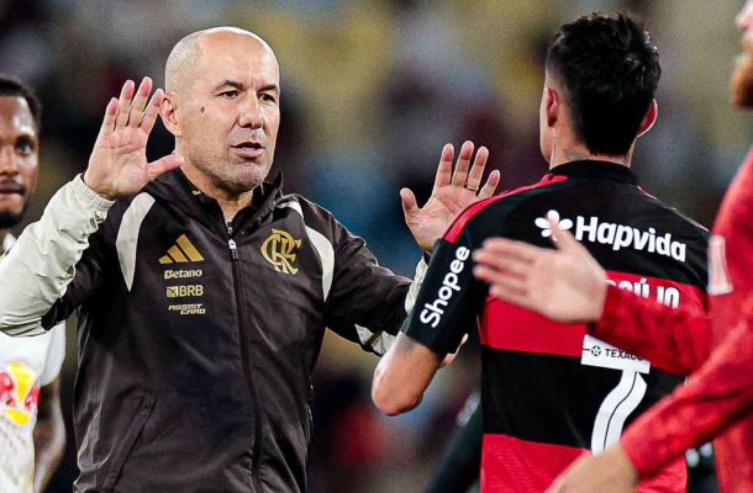 T&eacute;cnico Leo Jardim comemora com De la Cruz ap&oacute;s vit&oacute;ria sobre o Bragantino &ndash;