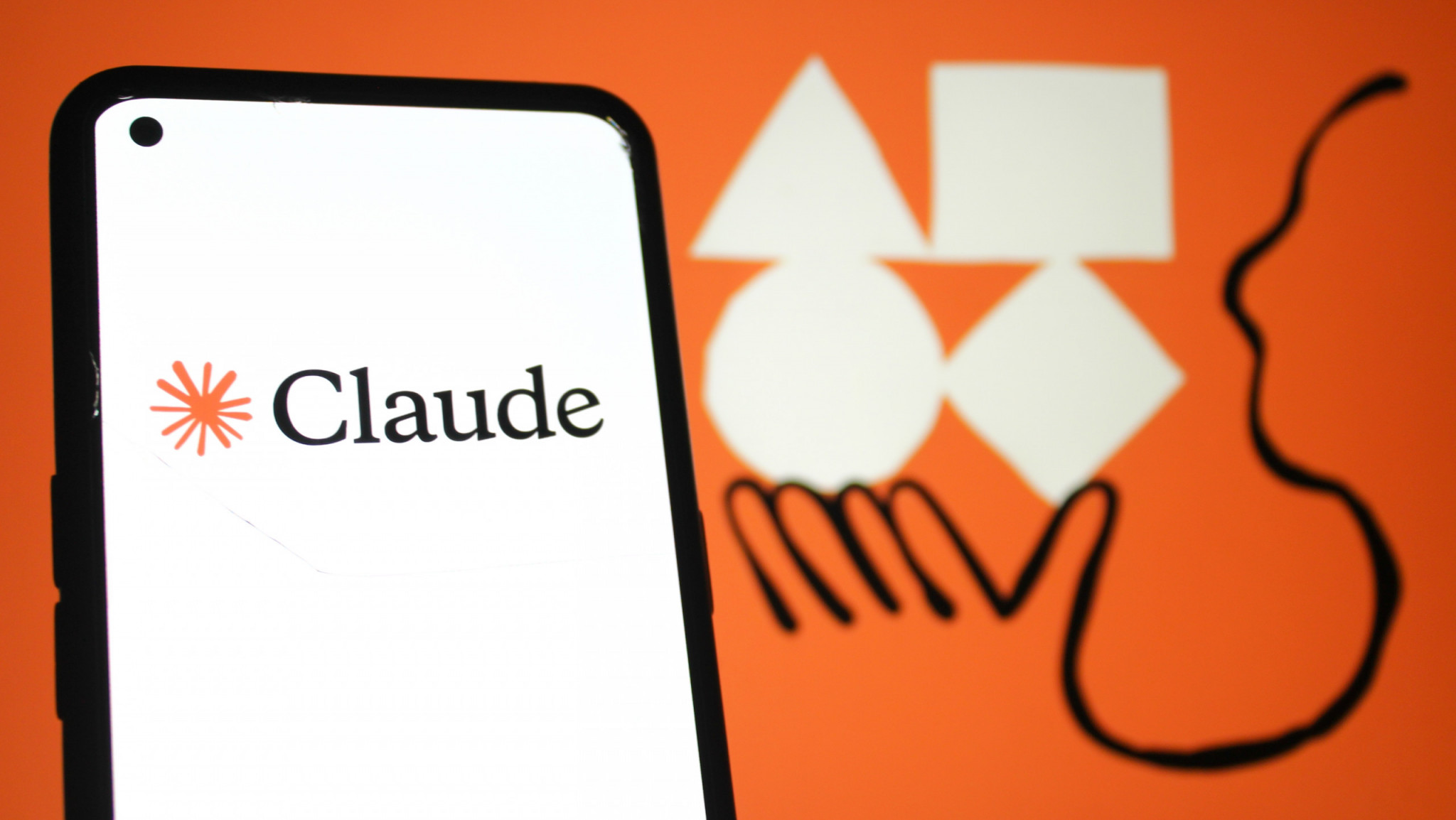 Logo do Claude em um smartphone