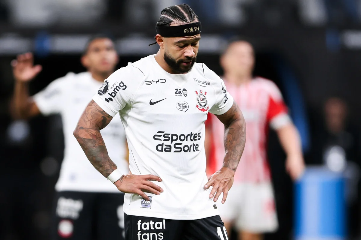 Memphis Depay pode gerar multa ao Corinthians após queda na Libertadores