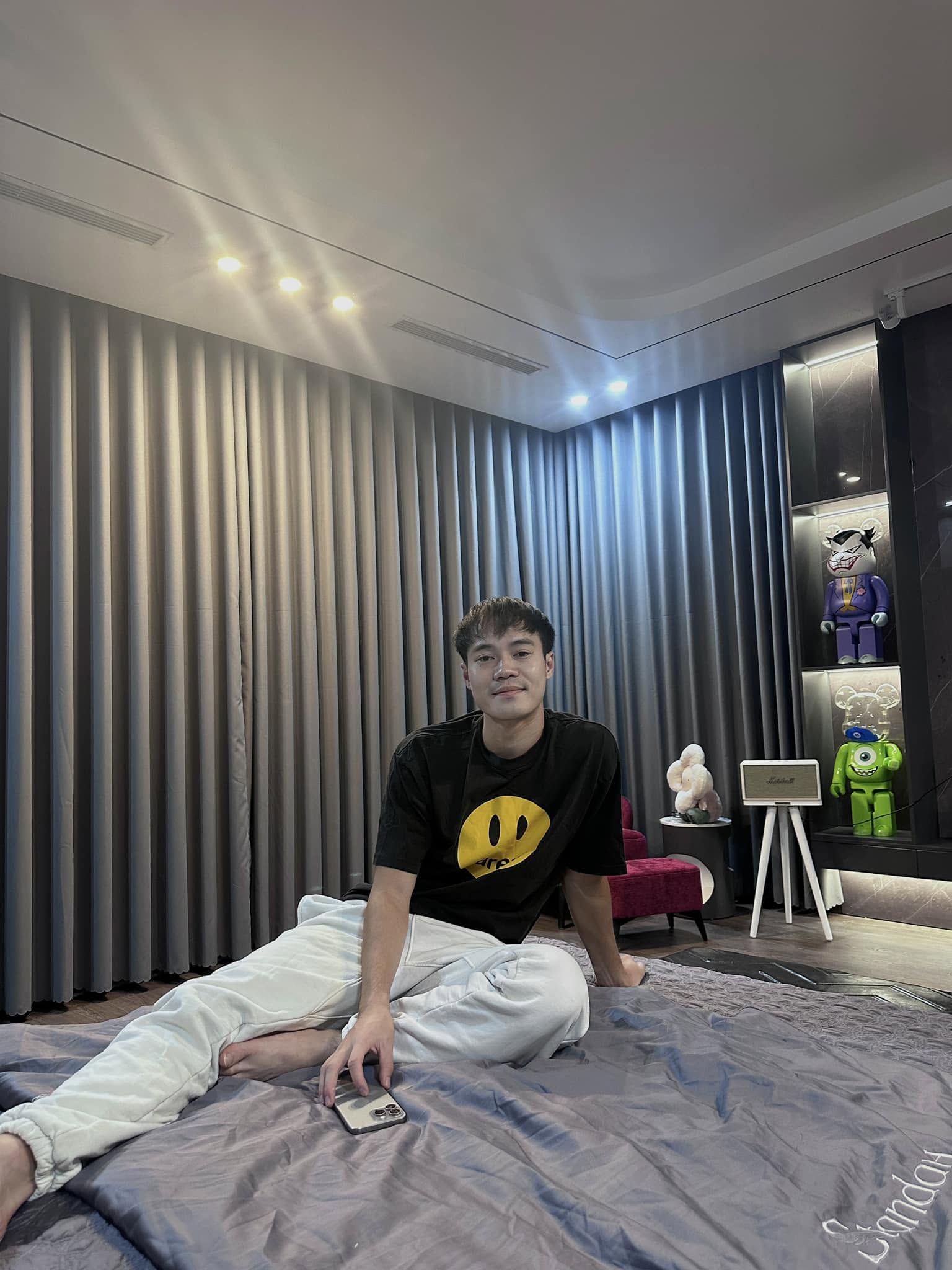 Văn Toàn còn tham gia vào kinh doanh thời trang