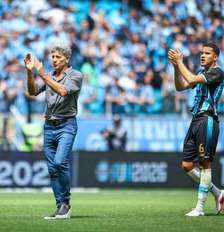 Renato agradece o apoio da torcida do Grêmio após o empate com o Palmeiras – Foto: Lucas Uebel / Grêmio FBPA / Jogada10