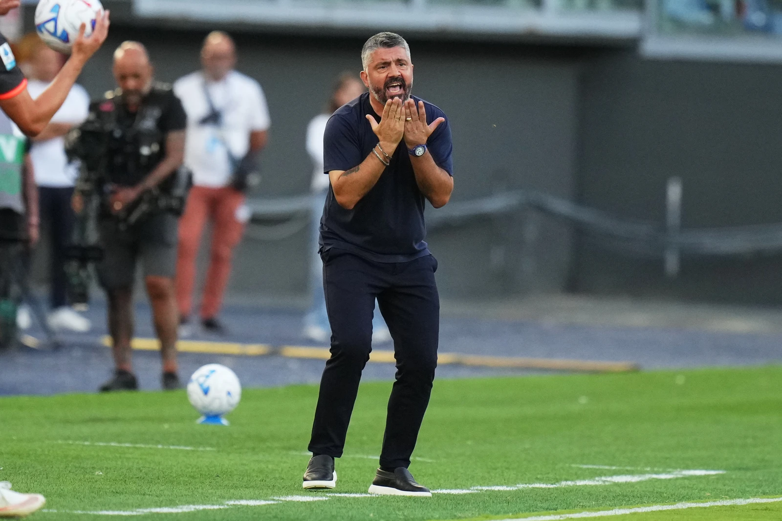 'Coloque aquele telefone de lado': dentro de um caótico Kings League MENA Matchday 2
