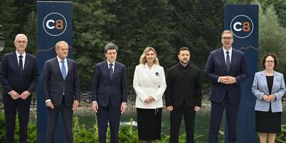 Na sexta-feira (18), presidente ucraniano, Volodymyr Zelensky, participou de uma c&uacute;pula do C8 (Pol&ocirc;nia, Ucr&acirc;nia, Rom&ecirc;nia, S&eacute;rvia, Eslov&aacute;quia, Rep&uacute;blica Tcheca, &Aacute;ustria e Hungria), realizada em Ivano-Frankivsk, na Ucr&acirc;nica. (18/09/2026) Foto: AFP - GENYA SAVILOV / RFI