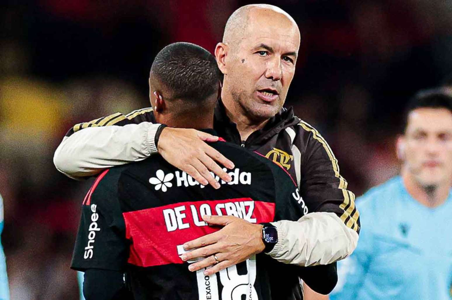 T&eacute;cnico Leo Jardim comemora com De la Cruz ap&oacute;s vit&oacute;ria sobre o Bragantino &ndash;