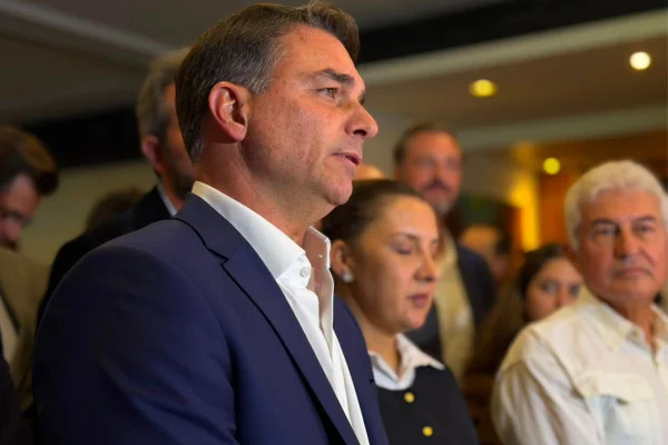 Aliados tentam convencer Flávio a ir a NY entre o 1º e 2º turnos