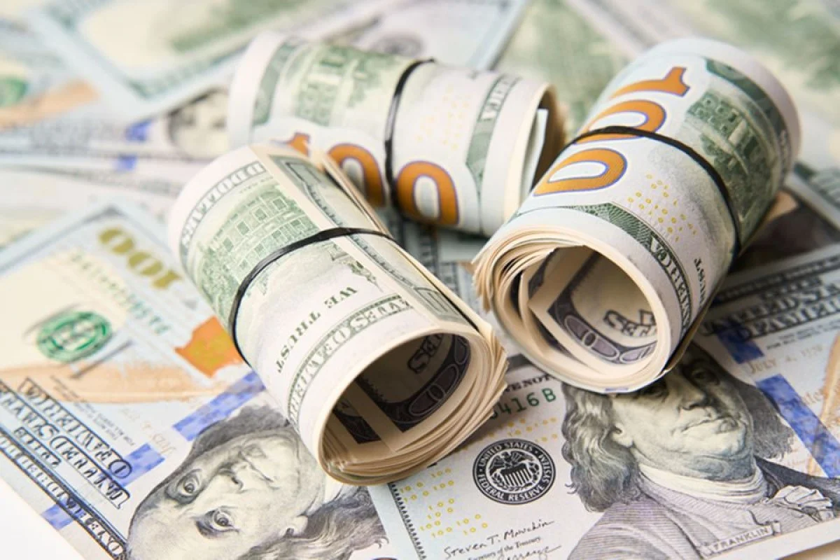 Dólar cai com petróleo a caminho da 4ª baixa seguida e reunião EUA-China