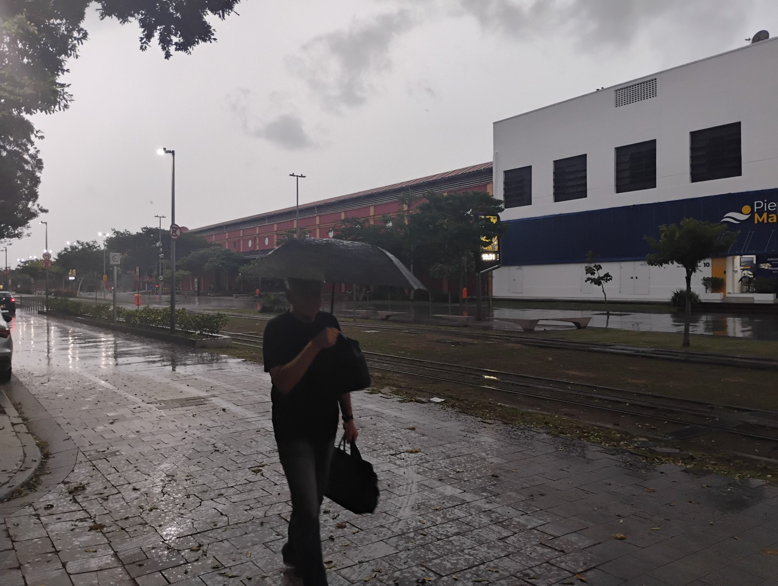 Chuva no Centro do Rio - Praça Mauá — Foto: Fabiano Rocha / Agência O Globo