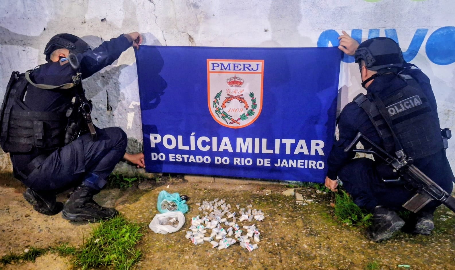 Homem é preso com cocaína, crack e maconha durante ação da PM contra o tráfico em Mesquita (RJ)