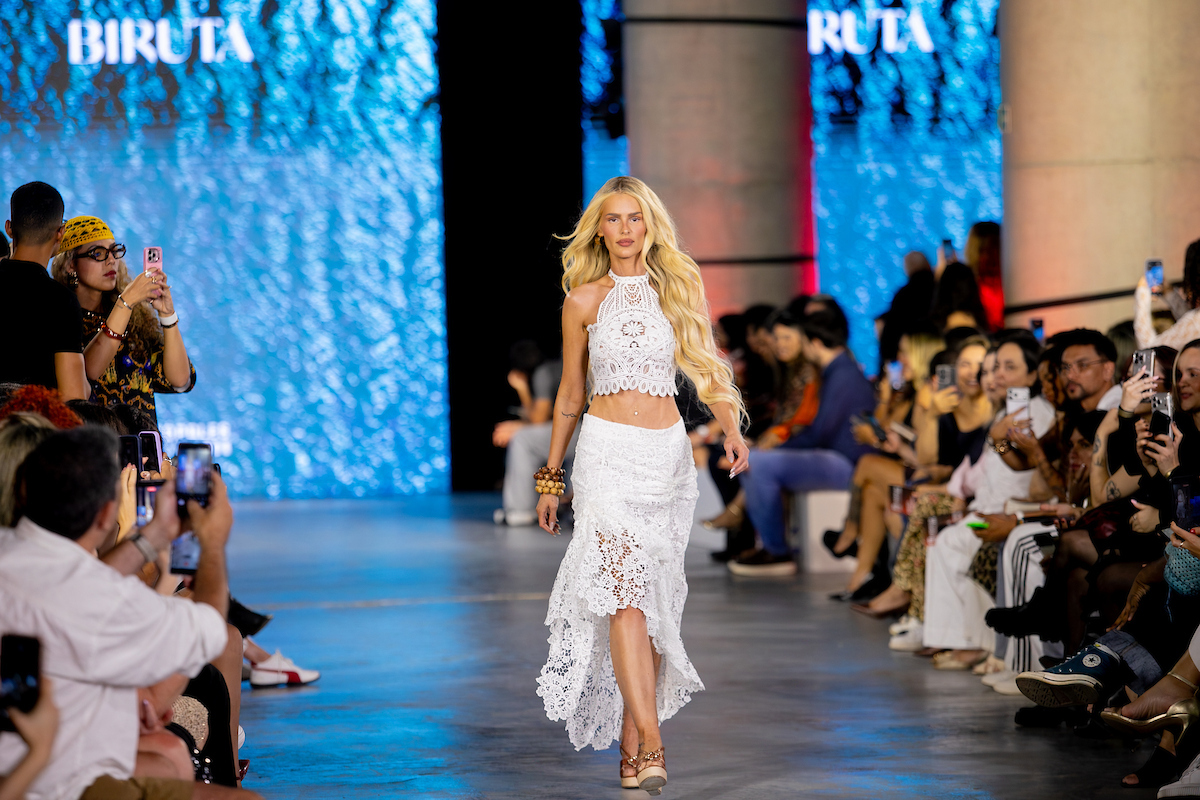 Yasmin Brunet desfila para Biruta