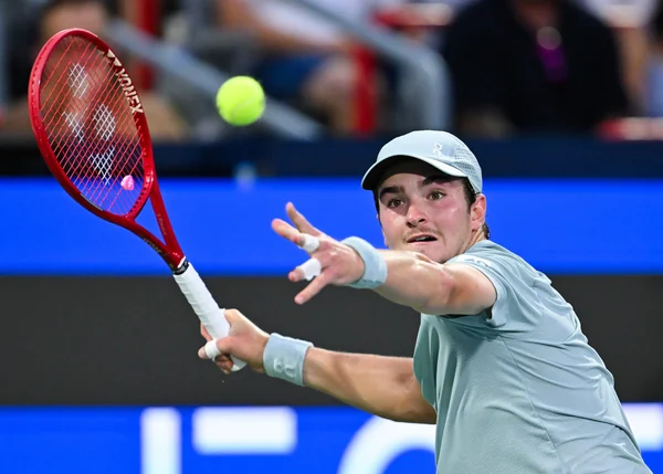 João Fonseca encara Stricker na abertura de Brasil x Suíça pela Copa Davis