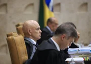 Flávio Bolsonaro diz que Lula "deve o seu mandato ao Alexandre de Moraes"