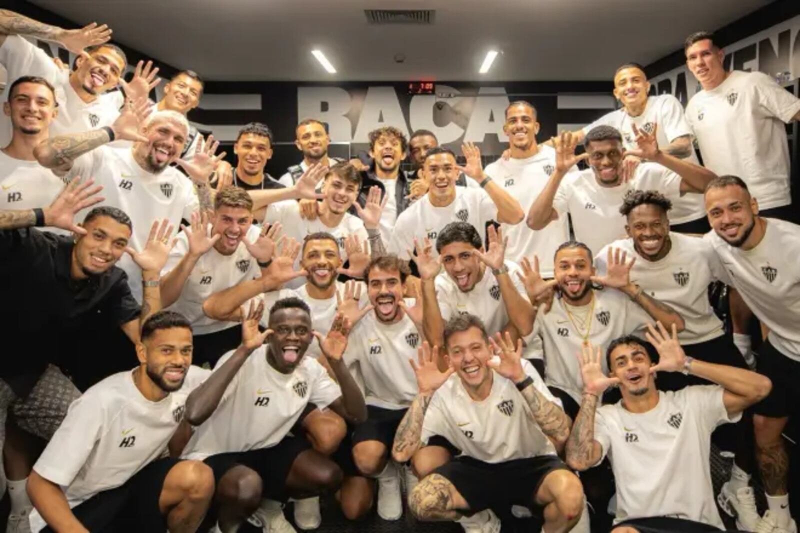 Humilhante. Jogadores do Atlético, após eliminarem o Santos, imitam a careta com que Neymar celebra seus gols. Eles entraram em campo para dar a respostas ao ataque gratuito do santista. Custou caro. A eliminação da Sul-Americana Reprodução/Clube Atlético Mineiro