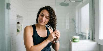 Nem todo ingrediente precisa penetrar profundamente para funcionar. Foto: Imagem gerada por intelig&ecirc;ncia artificial / Catraca Livre