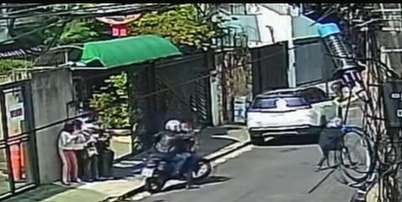Criminosos fugiram do local em uma motocicleta. Foto: Reprodução/Câmera de Segurança / Estadão