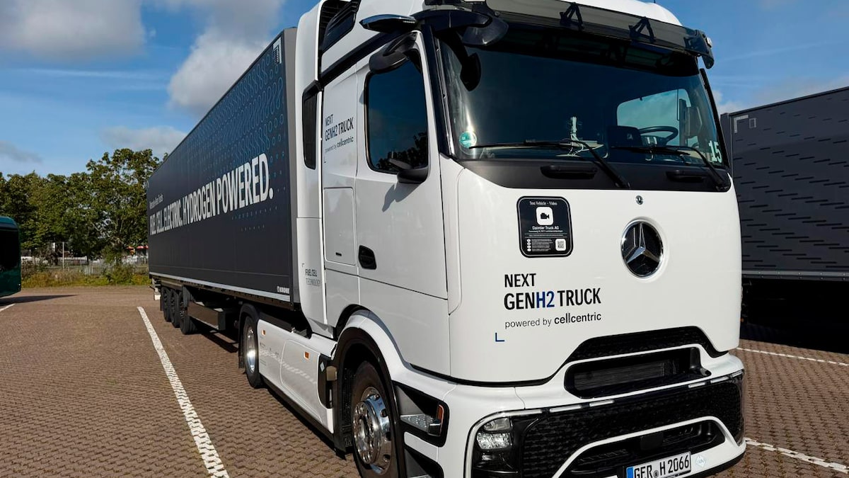 Dirigimos o caminhão da Mercedes-Benz que não muda de marcha e emite vapor de água