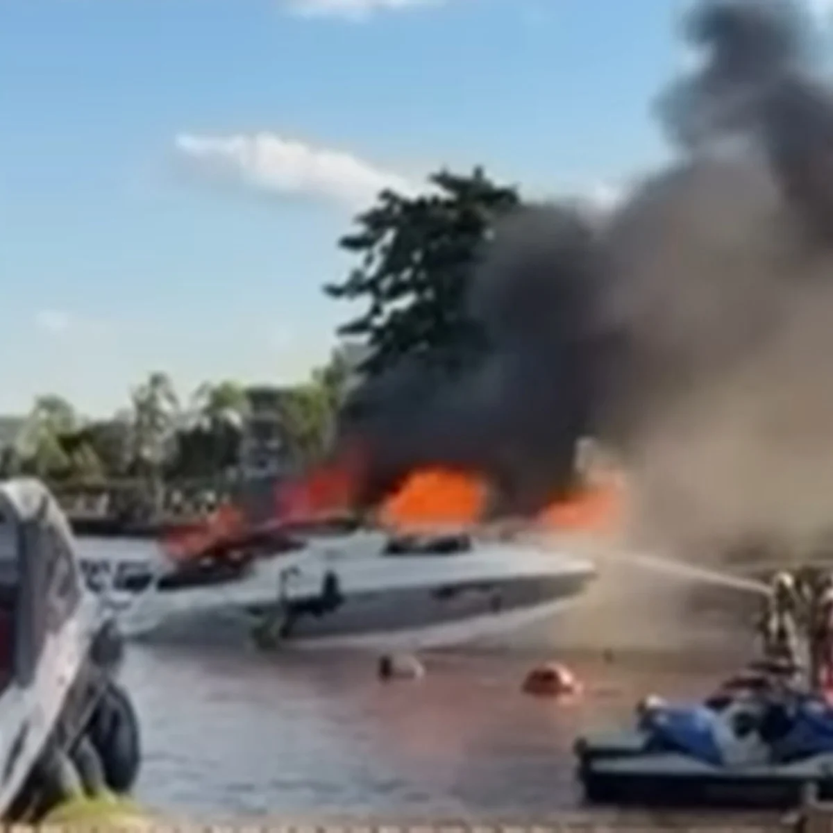 Lancha pega fogo no Lago Paranoá e deixa quatro pessoas gravemente feridas