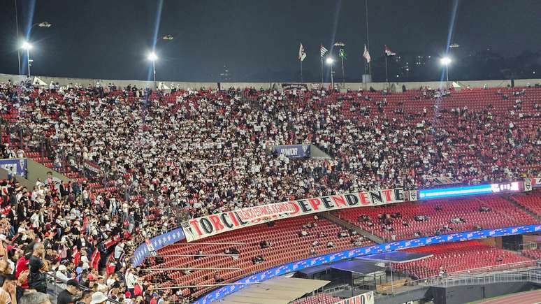 Organizada do São Paulo faz protesto de 15 minutos no Morumbis e fica em silêncio durante gol de Calleri