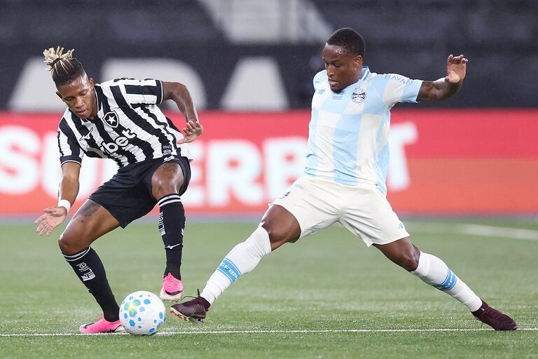 Danilo faz dois e garante vitória do Botafogo sobre Grêmio de Felipão e Renato sob olhar de Tite