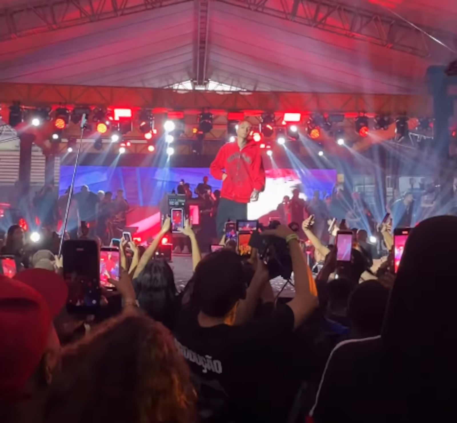 Público foi ao delírio com aparição do rapper no Complexo da Penha Reprodução/X @QgOruam