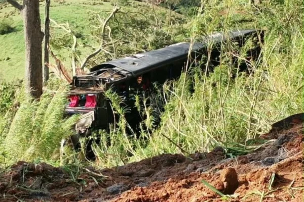 Ônibus que caiu em ribanceira levava romeiros à Aparecida. Seis morreram - destaque galeria