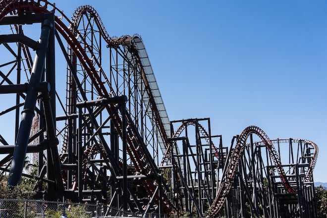 Six Flags vai fechar montanha-russa mundialmente famosa após investigação da CNN revelar anos de lesões e mortes