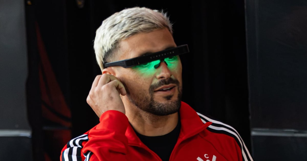 Óculos do Arrascaeta são só estilo? Entenda a ciência da luz no futebol de elite