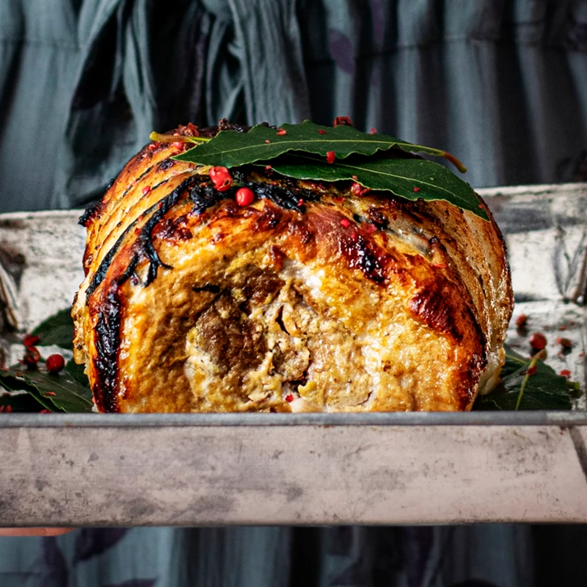 Porchetta na churrasqueira: do tempero com limão ao truque da pururuca