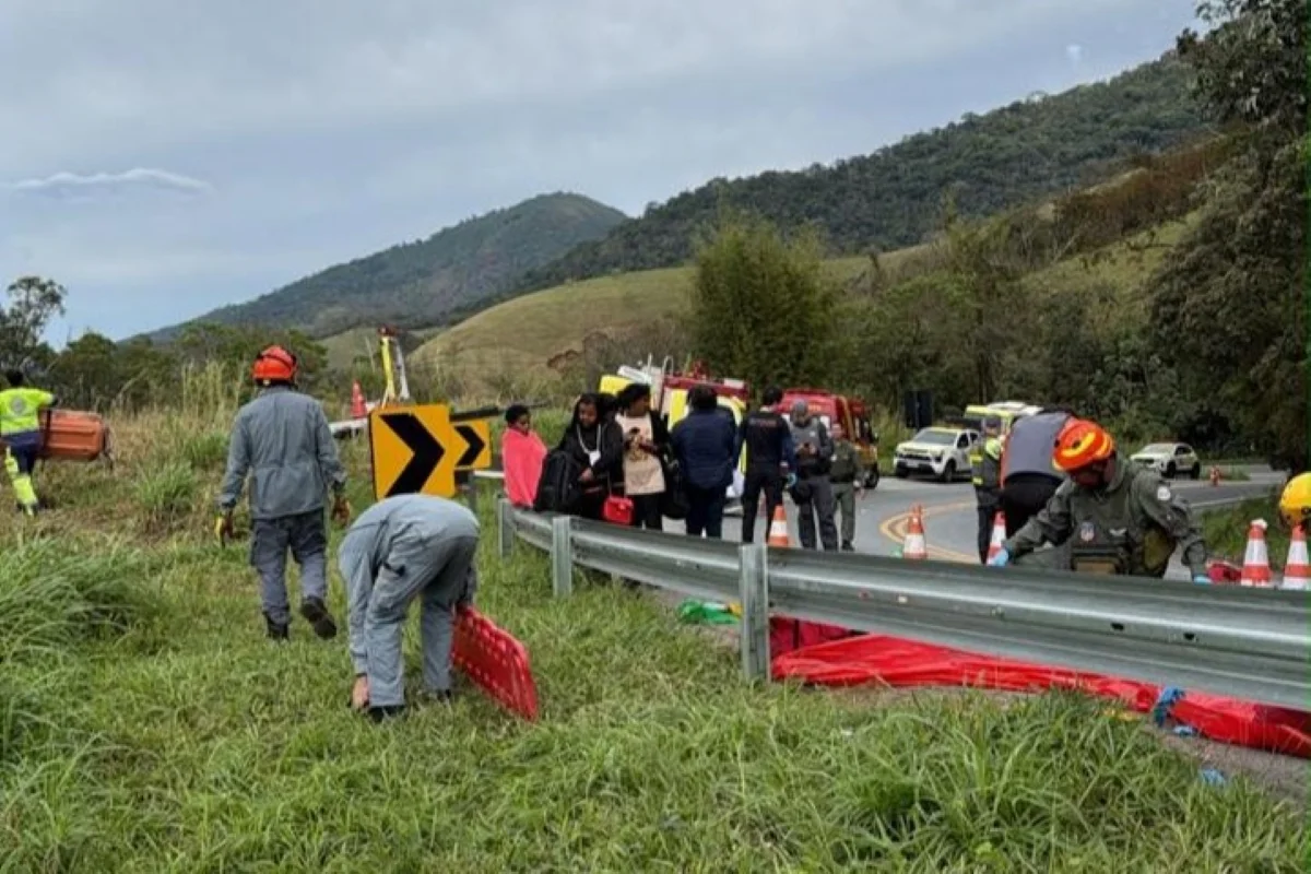 Imagem colorida de resgate de feridos em rodovia no interior. Metrópoles