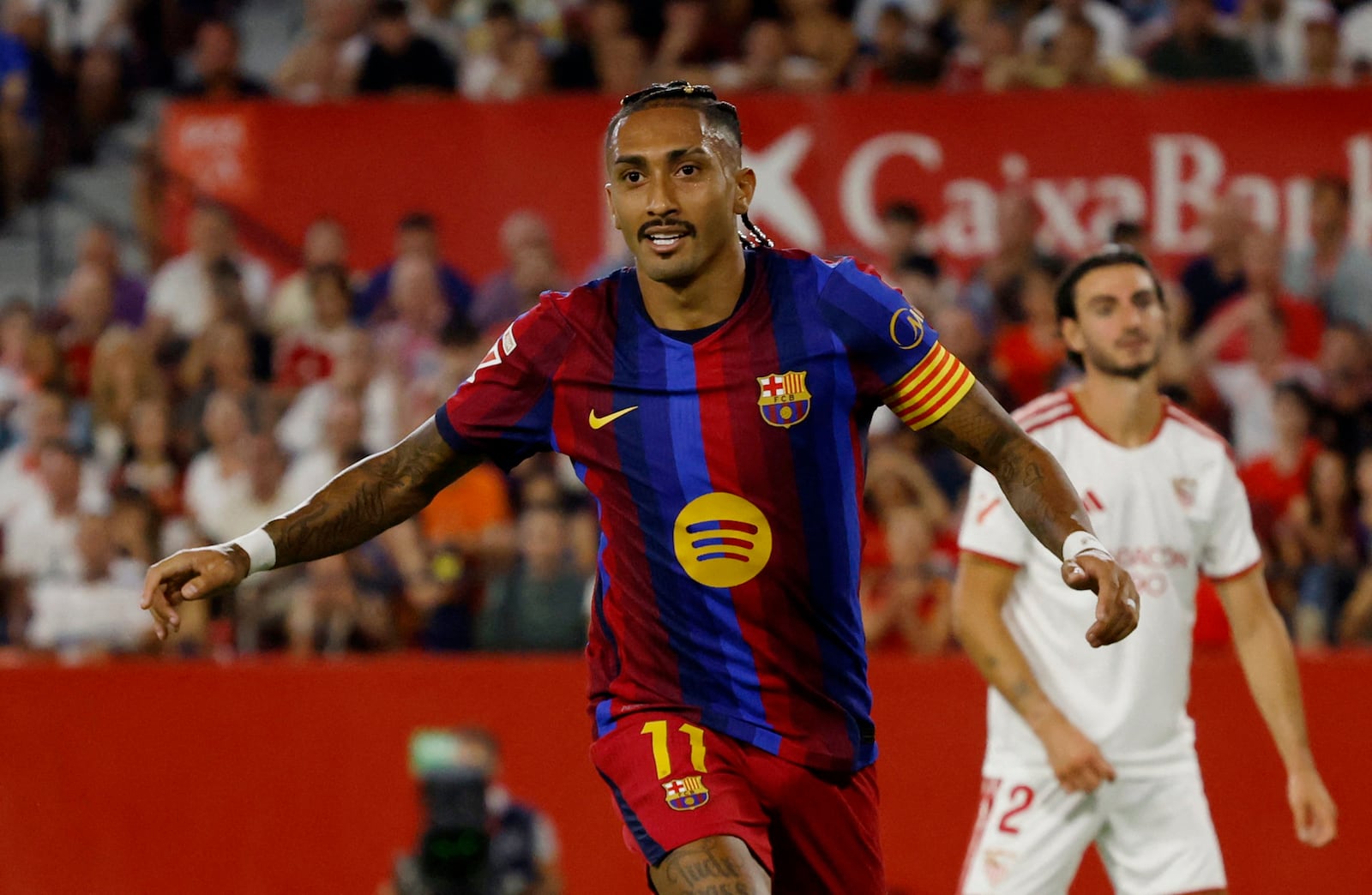 Raphinha comemora seu segundo gol pelo Sevilla Marcelo Del Pozo/Reuters - 19.09.2026