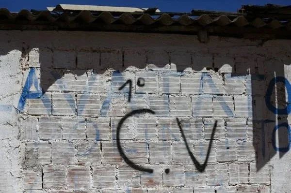 Guerra de facções: jovem é sequestrado após escola e tem 6 dedos decepados