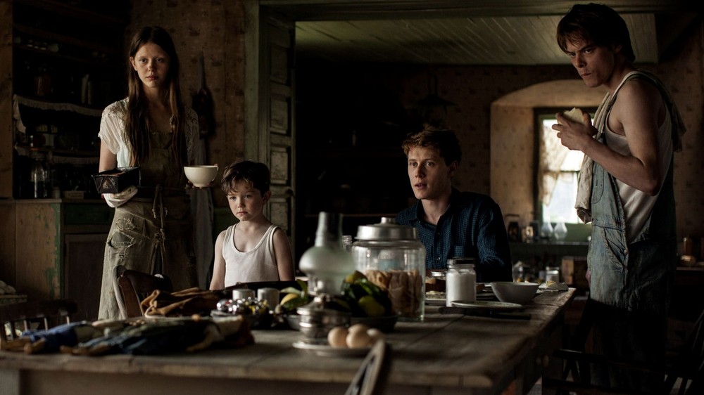 Em Segredo de Marrowbone, quatro irmãos decidem fugir do lar violento de onde viviam para tomar o rumo de suas próprias vidas — Foto: Reprodução/The Movie Database