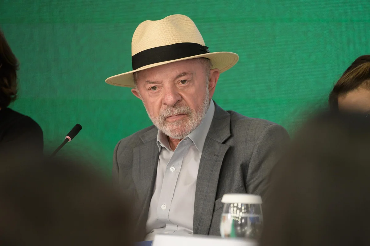 Em dia de ato com Lula, falta material petista nas ruas de cidade mineira