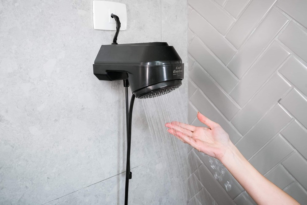 Para garantir que o chuveiro não fique entupido de novo, a melhor solução é realizar uma manutenção preventiva — Foto: Divulgação/Enerbras