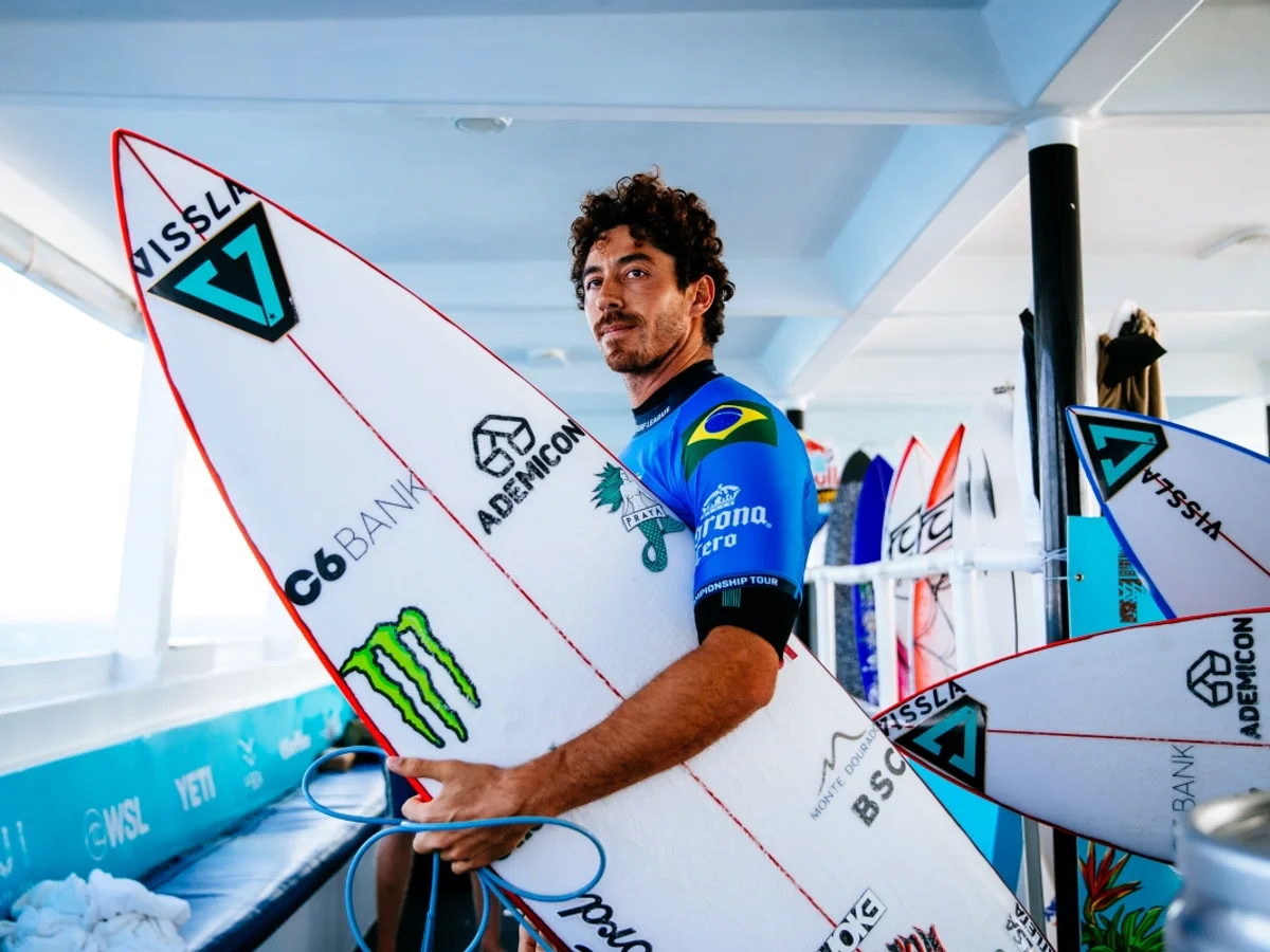 Surfe: Yago Dora vira bateria e avança às oitavas de final em etapa da WSL
