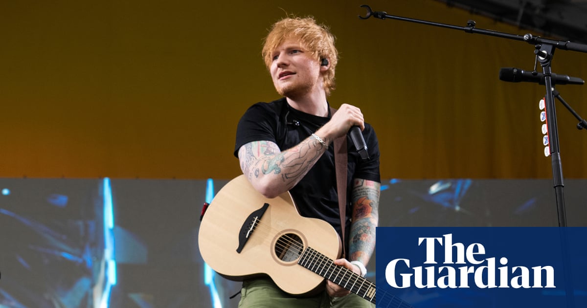 Ed Sheeran diz que a situação em Gaza é 'injustificável' no primeiro show desde que sua turnê mergulhou em turbulência