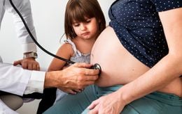 Toxoplasmose et rentrée en crèche des aînés : les gestes simples pour protéger votre grossesse