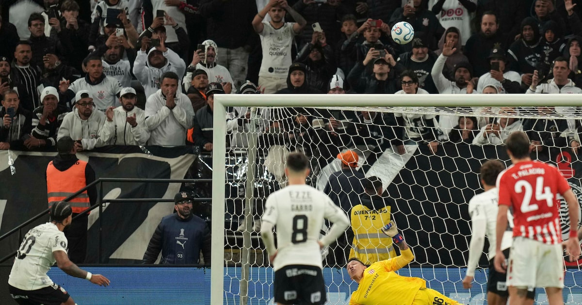 Memphis pede desculpas à torcida do Corinthians por pênalti perdido: ‘Estou de coração partido’